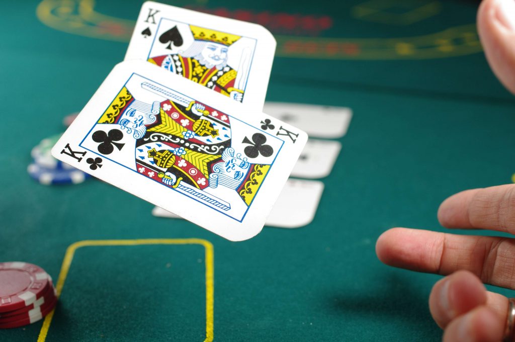 Het neergooien van poker kaarten